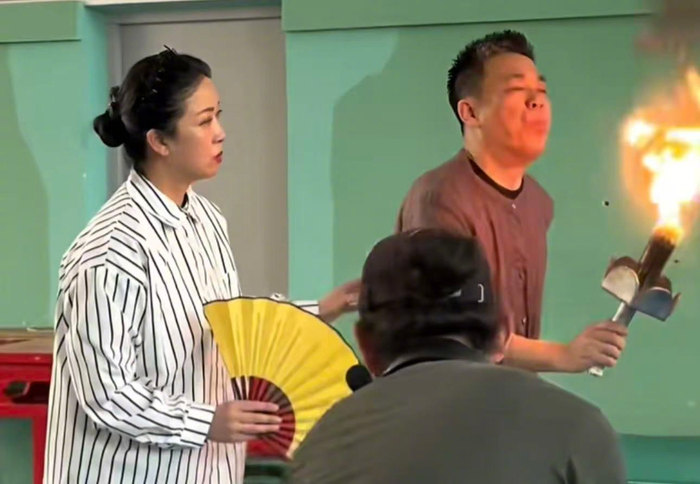 图片来自《主角》剧组花絮视频截图，任小蕾（左）现场指导孙浩（右）学习“吹火”​