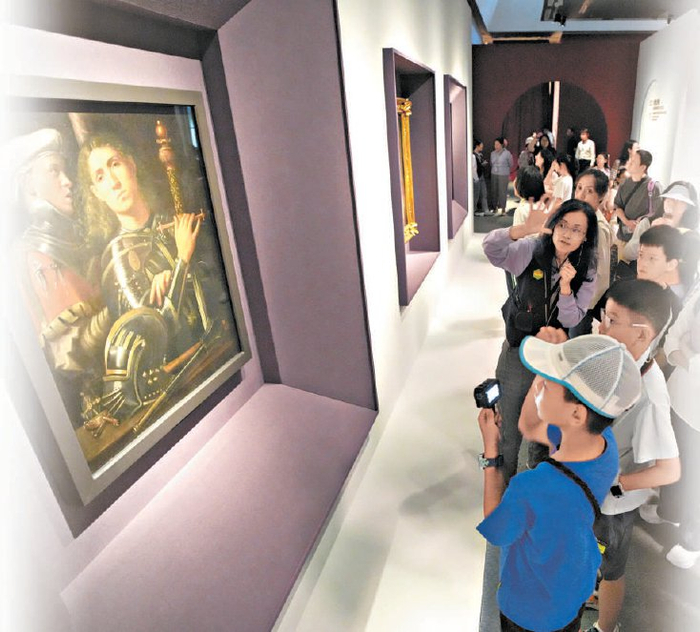 　　观众正在中国美术馆参观展览。本报记者 安旭东 摄