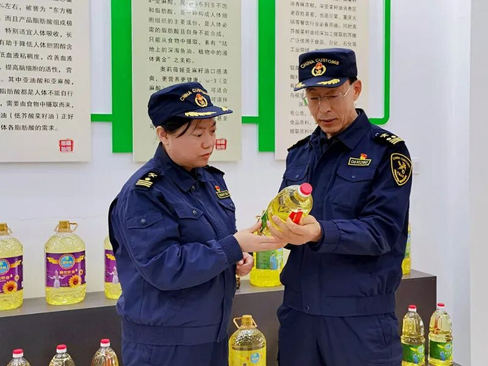 　　满洲里海关关员对农食产品进行监管。于琪智 摄