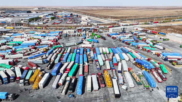 4月30日拍摄的二连浩特公路口岸物流园区内等待通关的货运车辆（无人机照片）。新华社发（郭鹏杰 摄）