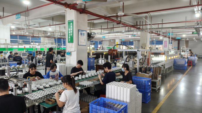 ▲新拼姆业务也加快整合供应链，孵化一批具有国际影响力的自营品牌。（摄影 李峰）