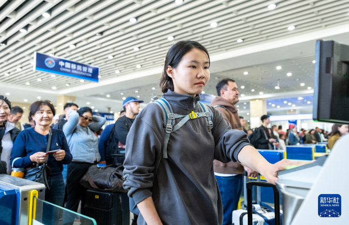 2025年9月3日，旅客在内蒙古二连浩特公路口岸联检大厅办理入境手续。新华社记者 马金瑞 摄