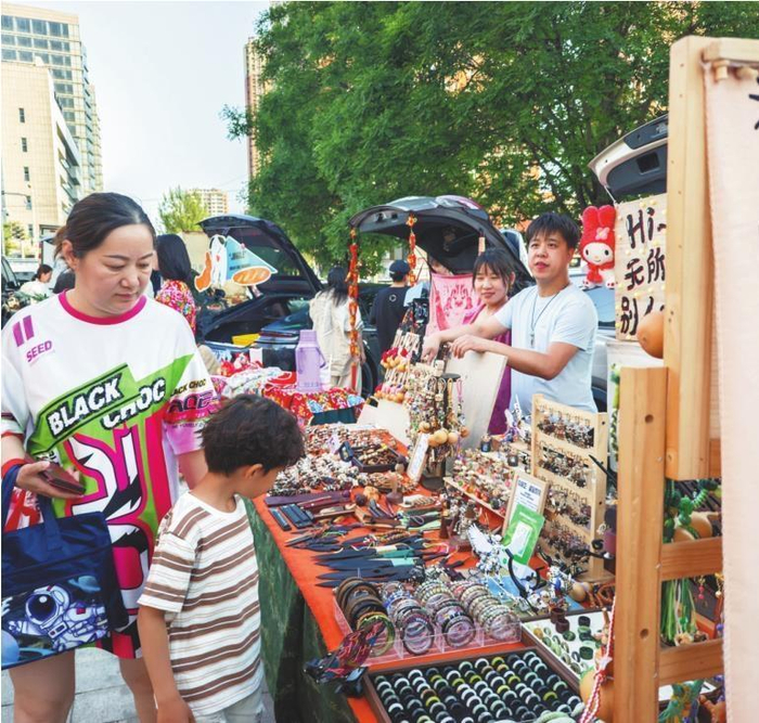     抚顺市顺城区万达广场，“后备箱里的足球夜·东北超燃”主题活动吸引游客打卡。 本报特约记者 门莹 摄