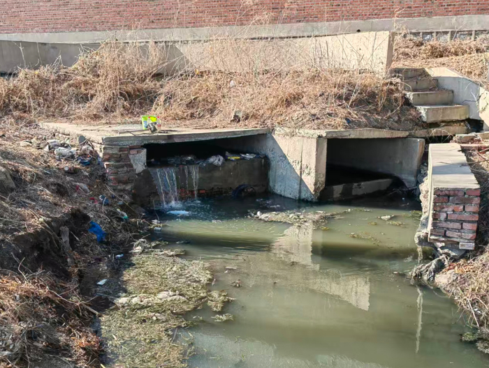 图3 2026年3月18日，督察组暗查发现，辽宁省葫芦岛市连山区沈山铁路西侧溢流口晴天直排污水