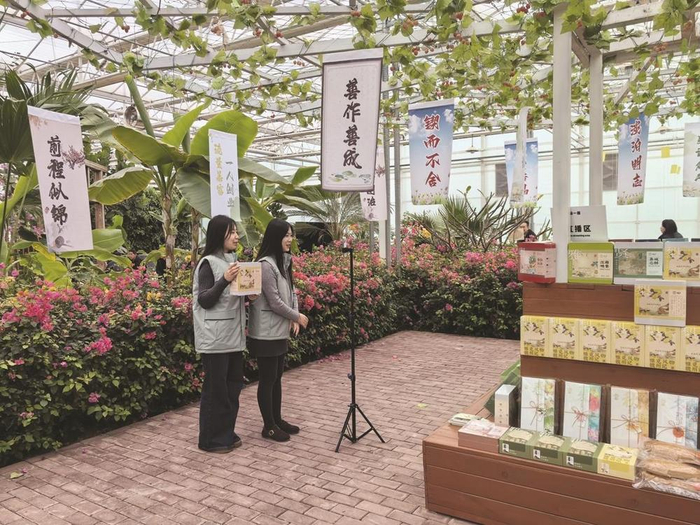         两名青年主播正在光合市集直播短视频拍摄基地共享直播间直播带货。                                       王德峰 摄    