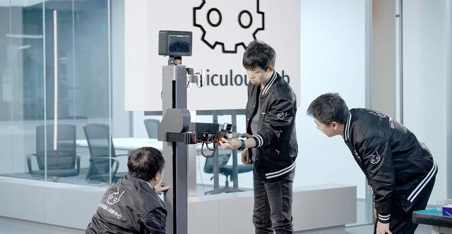 工作人员正在调试机器人 图片来源：成都人形机器人创新中心