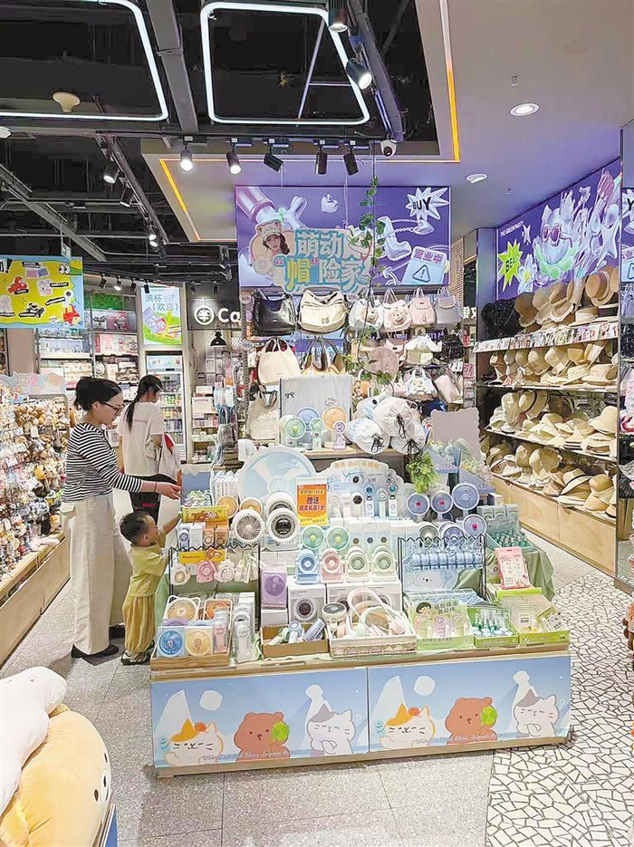     市民线下选购防暑降温产品。     本报记者 李博楠 摄