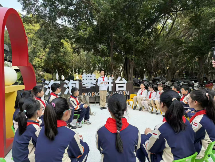 温泉小学学生在改造后的“泡泡攀讲台”分享儿童友好社区微改造思路。石美祥 摄