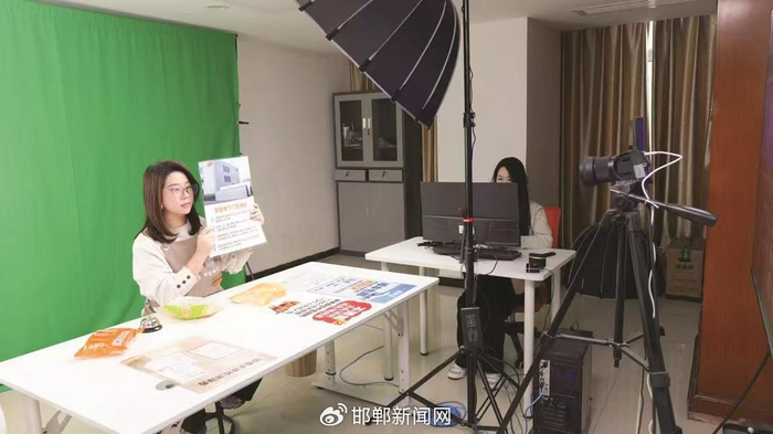 邯雪食品主播正在推介特色产品。 （受访企业供图）
