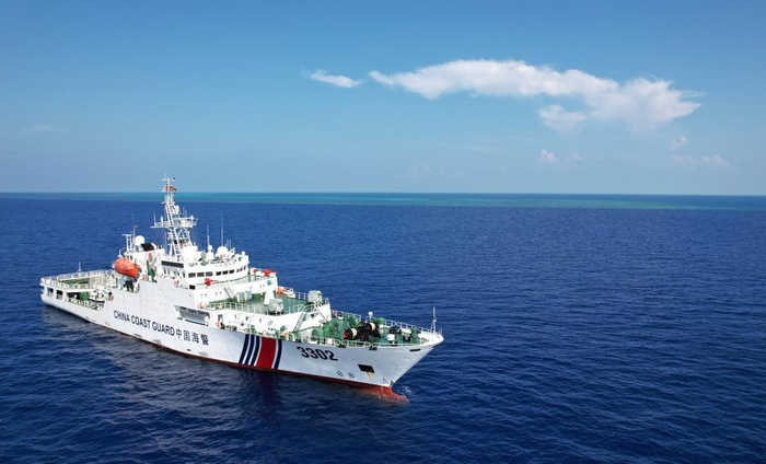 5月20日，海警川山舰在黄岩岛潟湖口巡航值守（无人机照片）。新华社记者 陈斌 摄