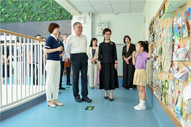 图：调研组一行考察幼儿园，了解协同育人机制方面的探索实践。