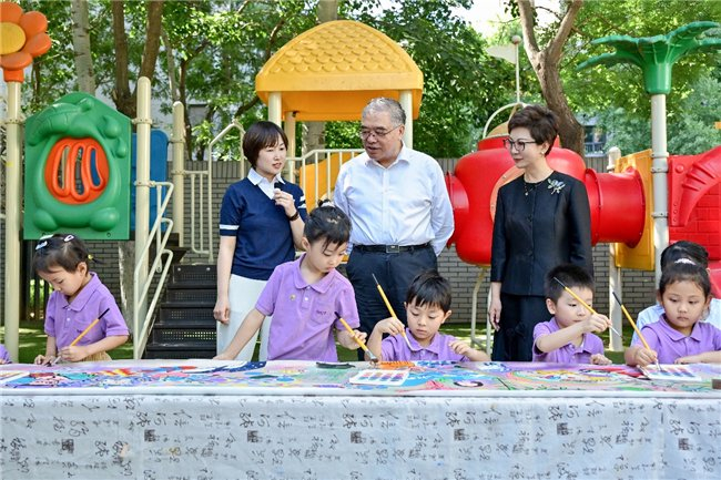 图：民进中央常务副主席朱永新参加调研并为小朋友们送上节日关怀。