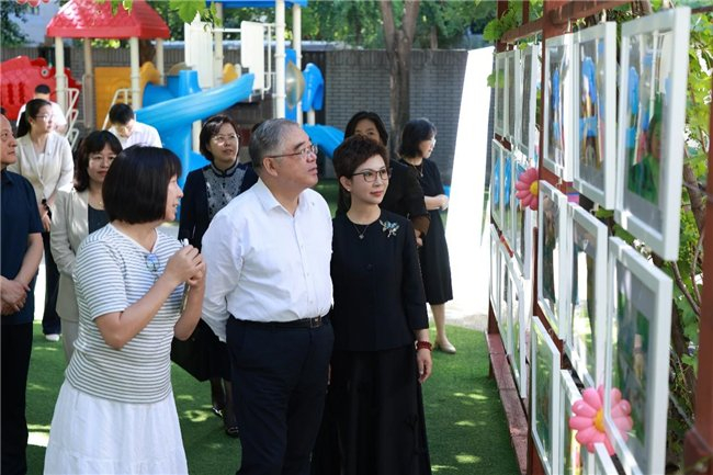 图：朱永新副主席参观“世界那么大 美丽我的家”儿童画国际巡展作品。该展览已持续举办十年，由启今集团协办支持。