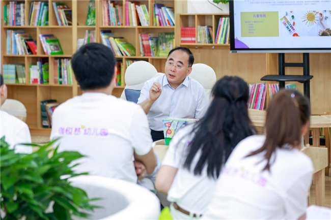 图：中国教育学会国际教育分会秘书长张东升作首场讲座