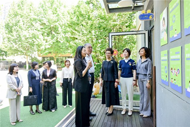图：长沙市民进会员、启今集团红黄蓝湖南子公司总经理李迎春向朱永新副主席介绍稚梦托育的照护理念和方案。