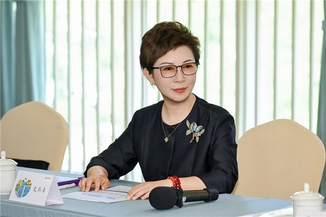 图：民进中央妇女儿童委员会副主任、启今集团创始人兼总裁史燕来