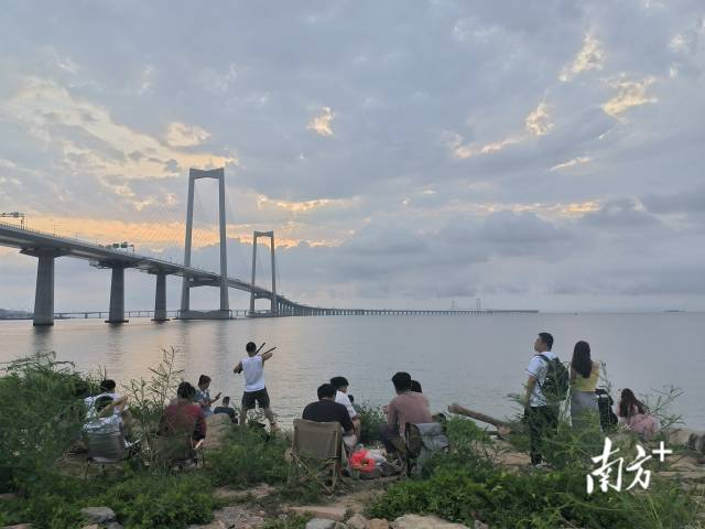 游客到中山滨海区域观赏深中通道日出景色。 南方+ 叶志文 拍摄