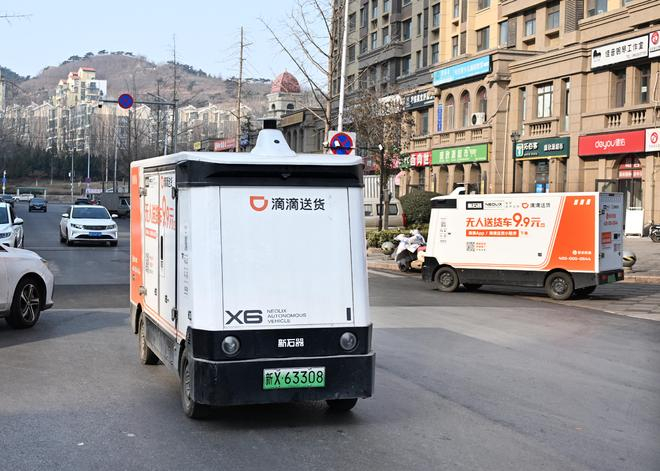 　　无人配送车穿梭在青岛市的大街上，这款无人配送车的最长续航里程约200公里（1月28日摄）。新华社记者 李紫恒 摄