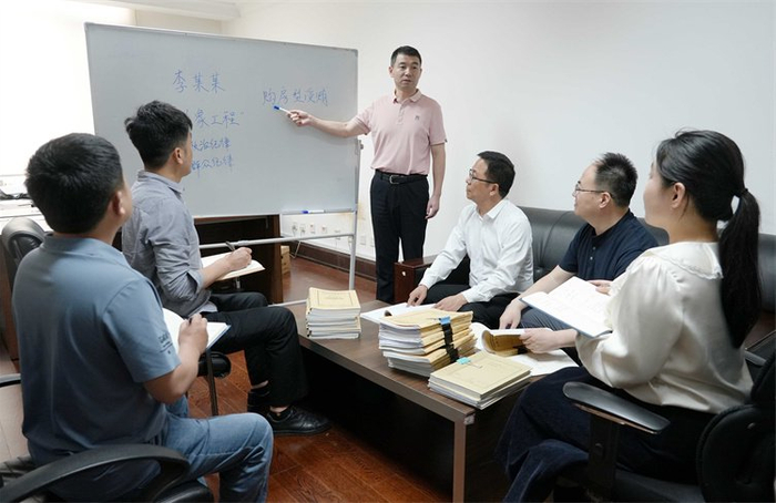 图为辽宁省大连市纪委监委工作人员围绕案情进行研讨。康雷 摄