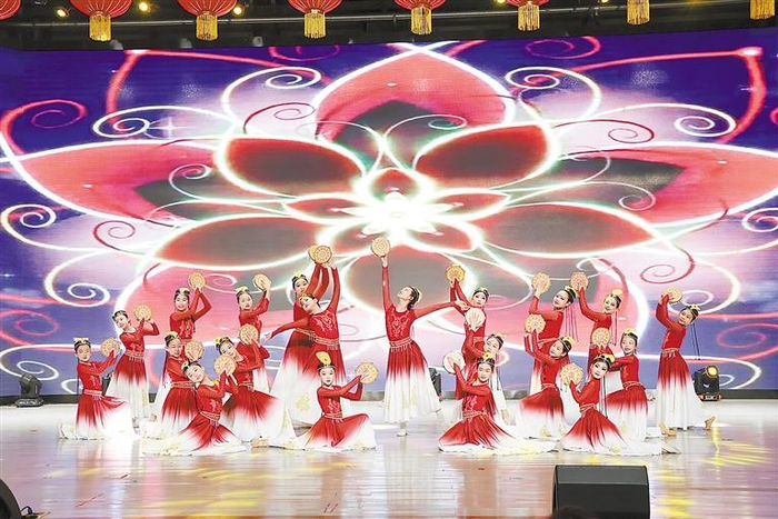     图为管道局中学附属小学庆“六一”文艺汇演现场。    本报记者 罗昀 本报通讯员 崔莉 摄
