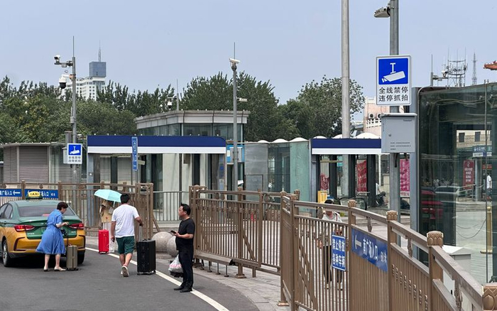 北京西站南广场落客区增加违停抓拍探头。新京报记者 王贵彬 摄