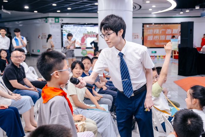 5月29日，福州市未成年人保护宣传月主题活动上，孩子们踊跃参与儿童乘车知识趣味问答互动。（福州市妇联供图）