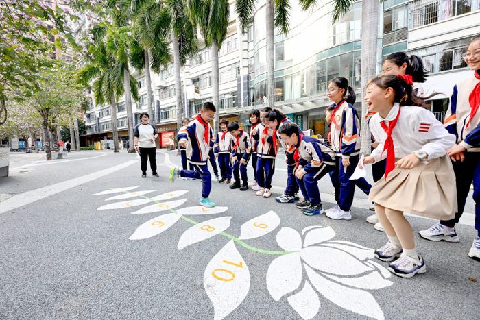 温泉小学学生参与社区广场的地面彩绘。石美祥 摄