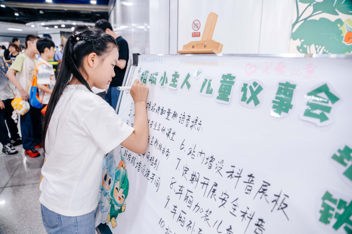 5月29日，“榕城小主人”儿童议事会首场活动，孩子们在建议板上写下自己的建议和期待。（福州市妇联供图）
