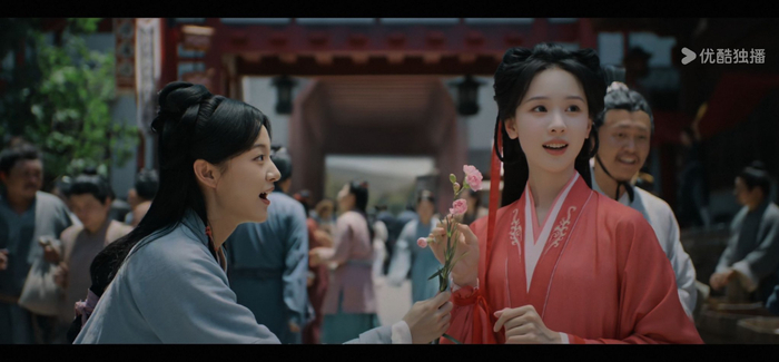 “卖花女”（左）与陈都灵饰演的主角楚朝 