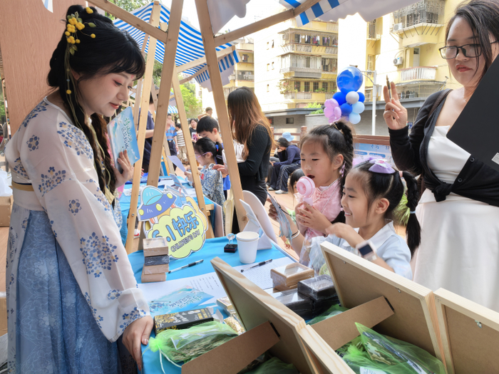 5月31日，鼓楼区水部街道建华社区举办“六一”嘉年华主题活动，亲子家庭一同探寻闽都文脉。（建华社区供图）