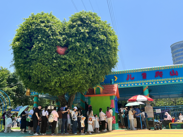 6月1日，福州市儿童公园内，孩子们在排队玩项目。福建日报记者 陈欢欢 摄
