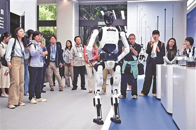 中外记者参观人形机器人 摄影/本报记者 崔毅飞