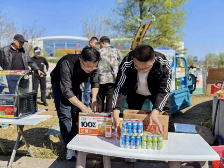 图为工作人员协助赛场周边商户设置赛事便民服务点（岱岳烟草供图）