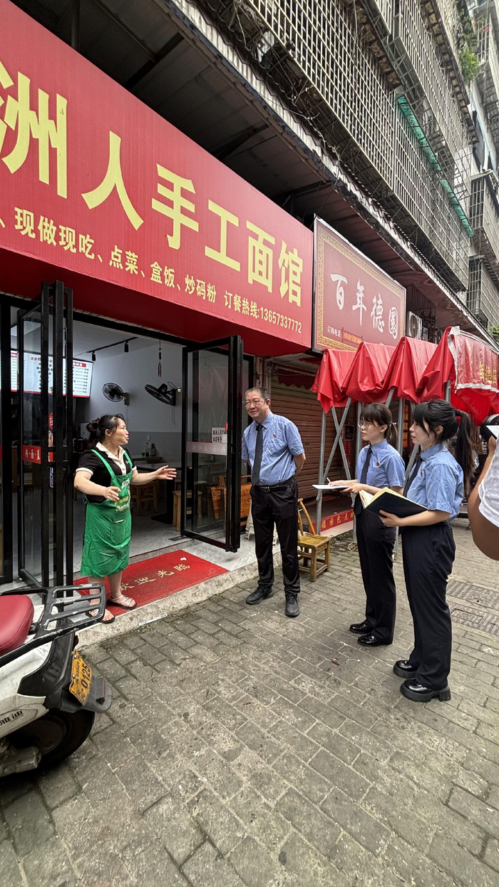 在多部门的通力协作下，如今的鑫盛路道路通行顺畅。 邹家虎/摄