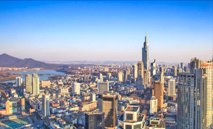 图为南京城市街景。资料图