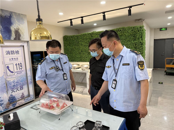 执法人员在开展食品安全检查。