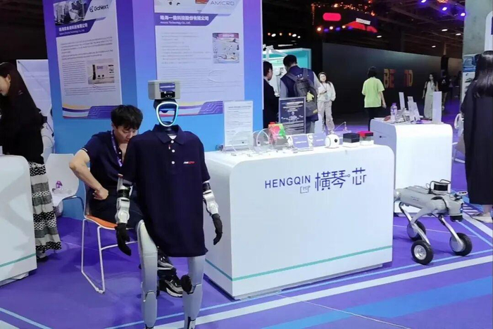 横琴科技展区的宇树机器人  来源：亿邦AI现场拍摄