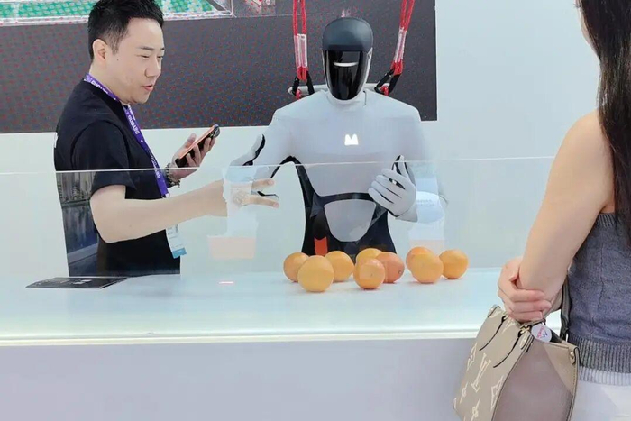 矩阵超智Matrix 3机器人和工作人员猜拳  来源：亿邦AI现场拍摄