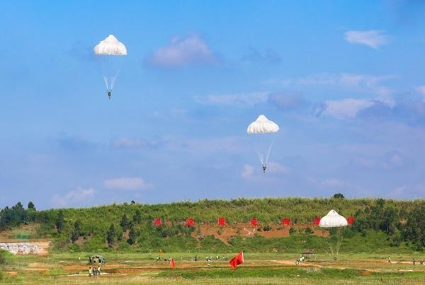 　　“空降神兵”项目实跳现场，参赛队员空中操纵着降落伞落入指定区域。 苏梽煌/摄