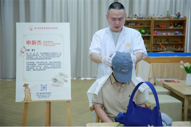 ▲北京同仁堂四位资深中医专家现场为师生提供一对一健康咨询