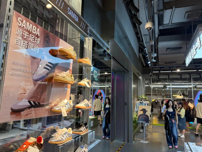 △阿迪达斯线下门店。（中国商报记者 王怡菲/摄）