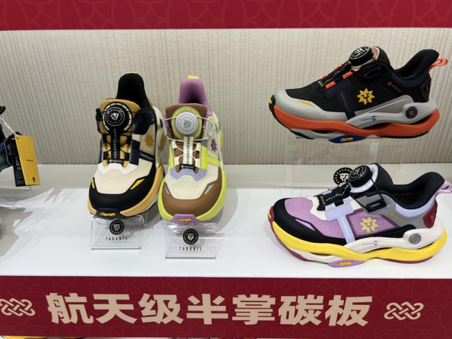 稳跑鞋ultra（右） 图/叶珠峰摄
