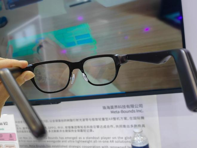  莫界与联想合作推出的眼镜 界面新闻记者拍摄