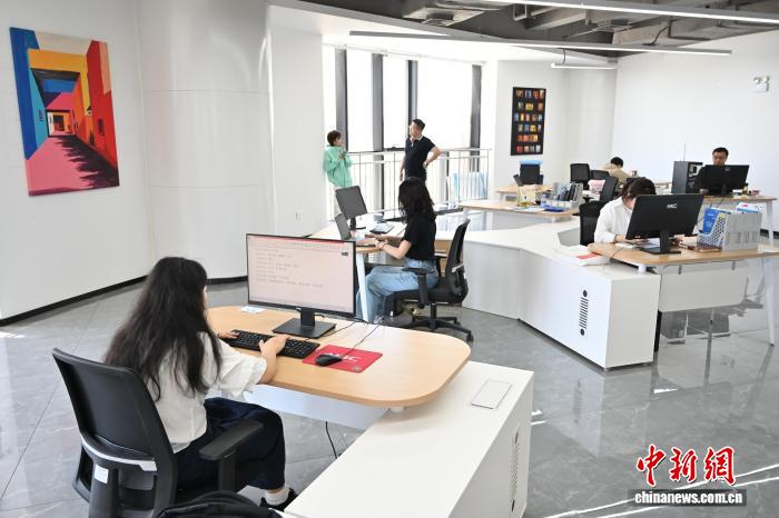 创业者在云谷OPC社区工作。　中新网记者 刘文华 摄
