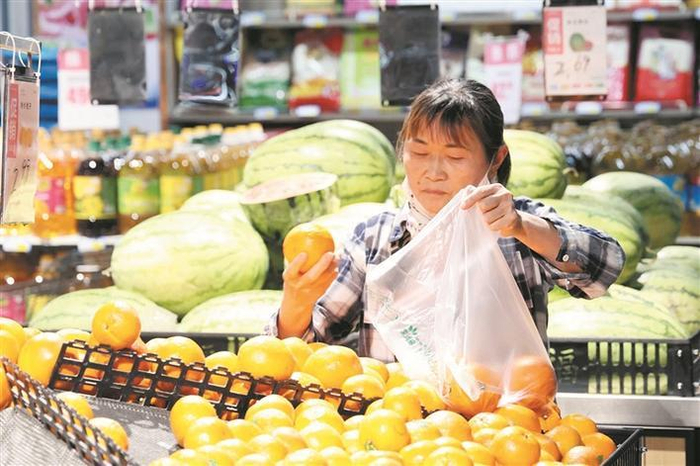     5月26日，消费者在五师双河市一超市内购物。岳佳豪  摄