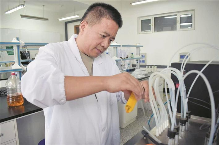     魏长庆在石河子大学食品学院409粮油加工及品质控制实验室开展棉籽油的加速氧化实验（资料图片）。赵祎  摄