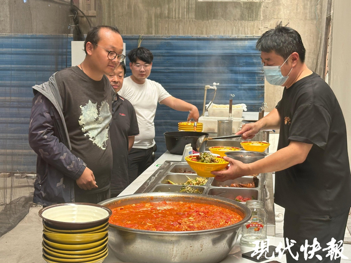 顾客排队取餐
