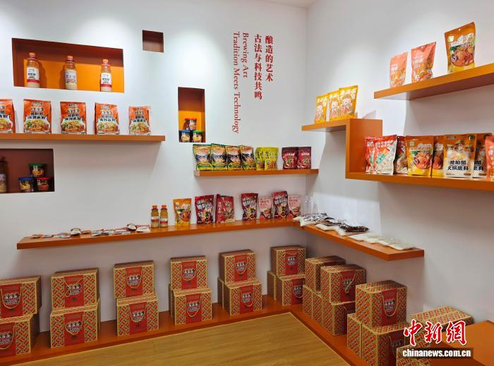 “铺前三婆”开发的糟粕醋系列产品。记者 王晓斌 摄