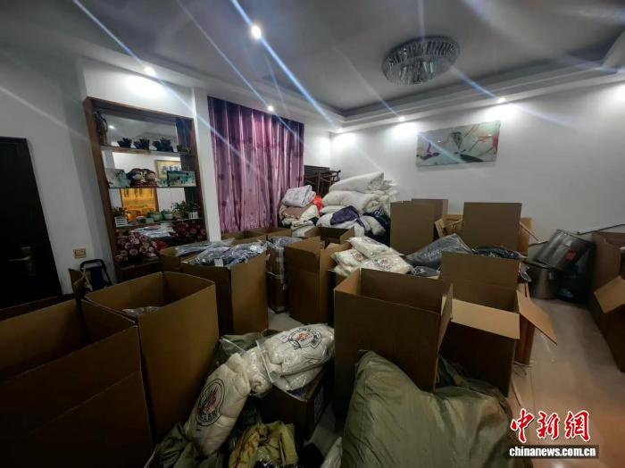 图为九江市公安局查获的假“盟可睐”羽绒服。　九江市公安局供图