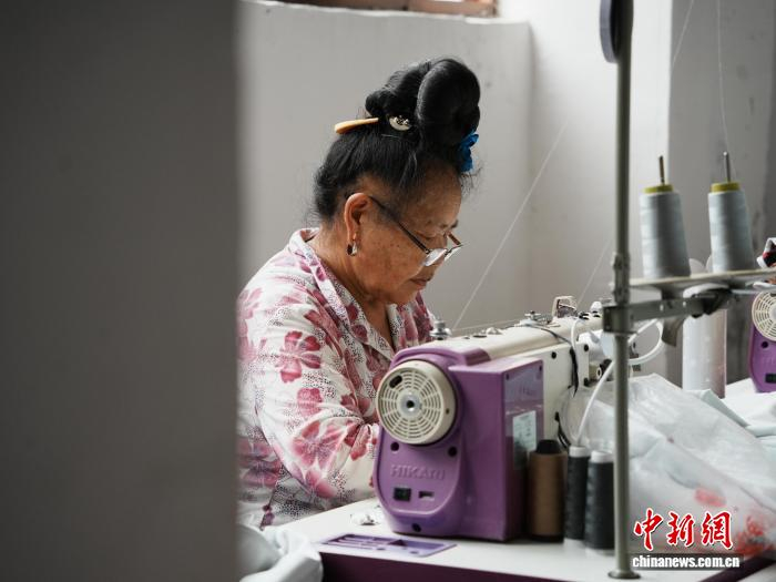 图为在侯昌菊服装车间工作的苗族妇女。记者 周燕玲 摄